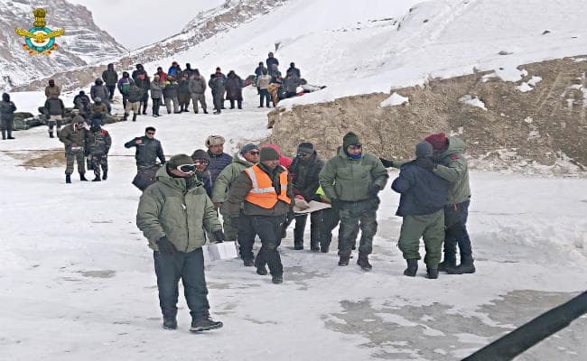 केंद्र शाषित प्रदेश लद्दाख में ‘चादर ट्रेक” के दौरान फंसे 107 ट्रेकर्स को वायुसेना ने बचाया