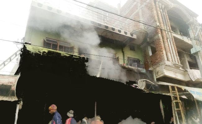 सिलेंडर ब्लास्ट होने से 50 लाख की संपत्ति खाक, आठ घंटे बाद आग पर काबू पाया जा सका