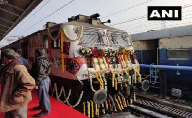 अहमदाबाद-मुंबई तेजस एक्सप्रेस रवाना हुई, एक घंटे से अधिक की देरी हुई तो मिलेगा मुआवजा