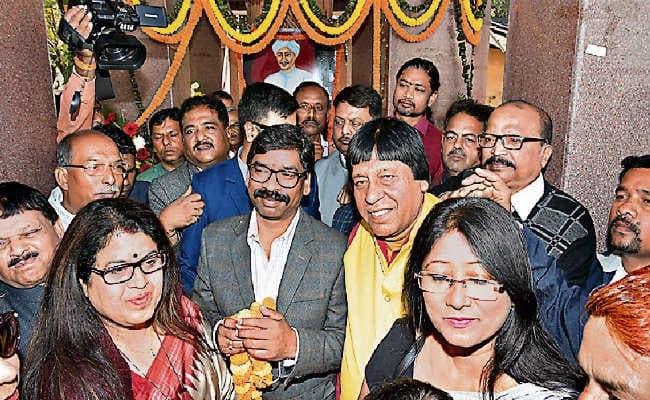 मुख्यमंत्री हेमंत सोरेन ने बताया सरकार का फैसला, कहा- जनता चक्कर नहीं काटेगी अधिकारी उनके पास जायेंगे