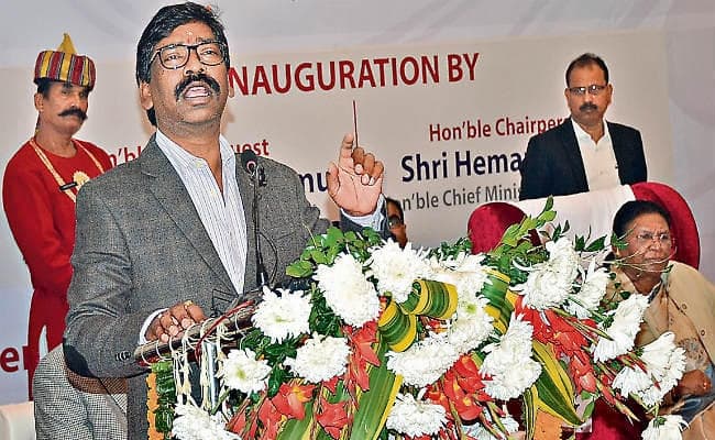 विकास के नाम पर लूटे जा रहे आदिवासी : हेमंत