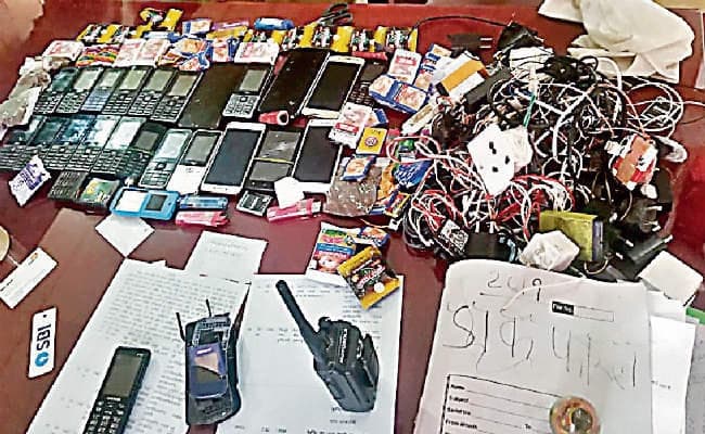 बाल सुधार गृह में छापा, मोबाइल सिगरेट, खैनी और गांजा बरामद