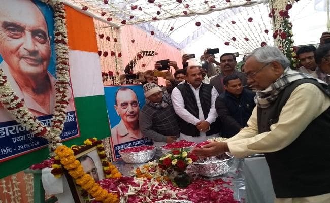 सीएम नीतीश ने महाराजा बहादुर कमल सिंह को दी श्रद्धांजलि, किया पौधारोपण