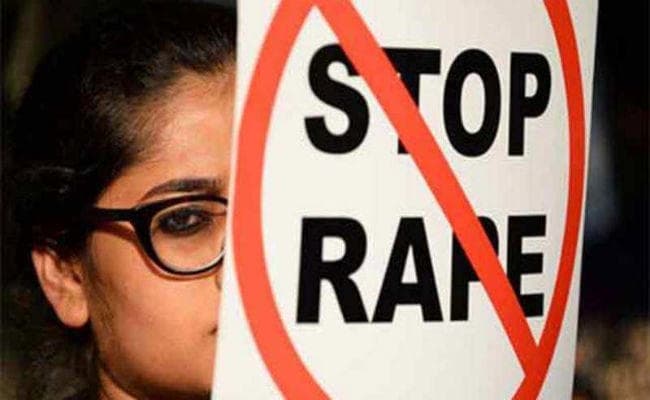 5 साल की बच्ची से बलात्कार के दोषी ने अदालत के बाहर मीडियाकर्मियों पर किया हमला