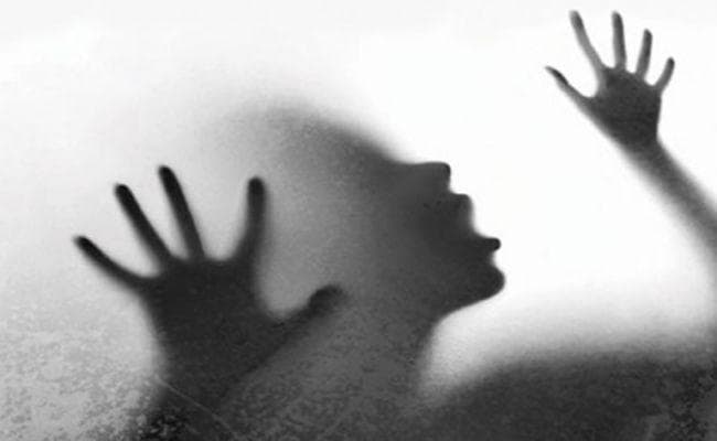 20 साल के युवक ने सिपाही की 40 वर्षीय पत्नी के साथ किया 6 माह तक दुष्कर्म