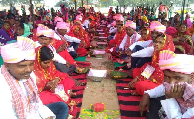 गुमला : लिव इन रिलेशनशिप में रहने वाले 128 जोड़ी परिणय सूत्र में बंधे