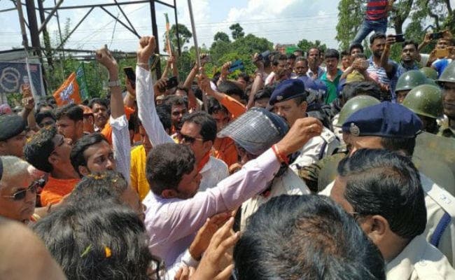 भाजपा की ‘अभिनंदन यात्रा’ रोकने पर हंगामा, लाठीचार्ज