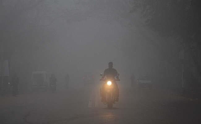 सुबह में कोहरा, दोपहर में आसमान पर छाये बादल, आज हो सकती है बारिश