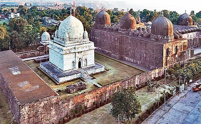 चलिये मांडू नगरी घूम आयें