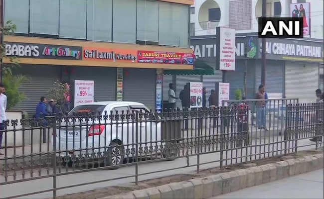 शिरडीः सीएम ठाकरे के बयान पर मचा बवाल, शहर बंद कर विरोध-प्रदर्शन लेकिन दर्शन जारी
