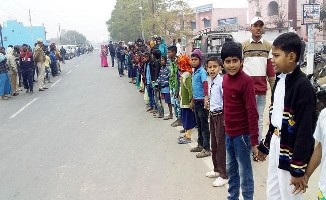 मानव श्रृंखला : लखीसराय में विपरीत मौसम के बावजूद लोगों में दिखा उत्साह