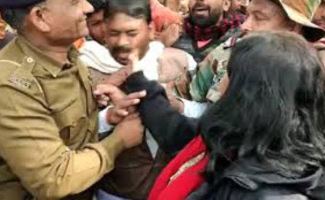 VIDEO: CAA के समर्थन में रैली करने वालों की पिटाई, प्रदर्शनकारियों ने डिप्टी कलेक्टर की खींची चोटी