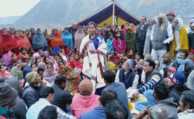 विस्थापितों की समस्या से रू-ब-रू हुईं बड़कागांव की विधायक, कहा - 2013 भू अधिग्रहण अधिनियम लागू हो