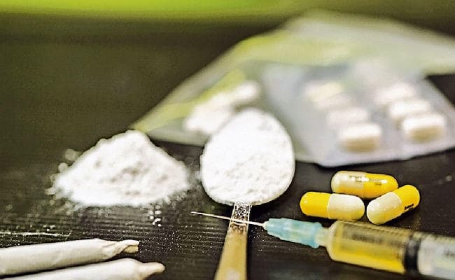 शराब का विकल्प बनीं बादाम, मासी व फोर्ड, दिल्ली व झारखंड से आ रहीं ये नशीली दवाएं