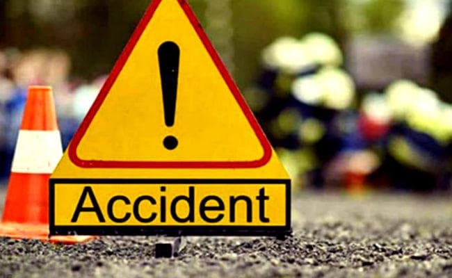 कार और मिक्सर मशीन के बीच टक्कर में एक दर्जन मजदुर जख्मी, एक गंभीर