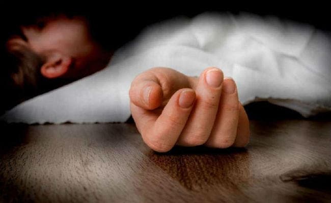 शरीर पर लैंप पोस्ट गिरने से बच्चे की मौत