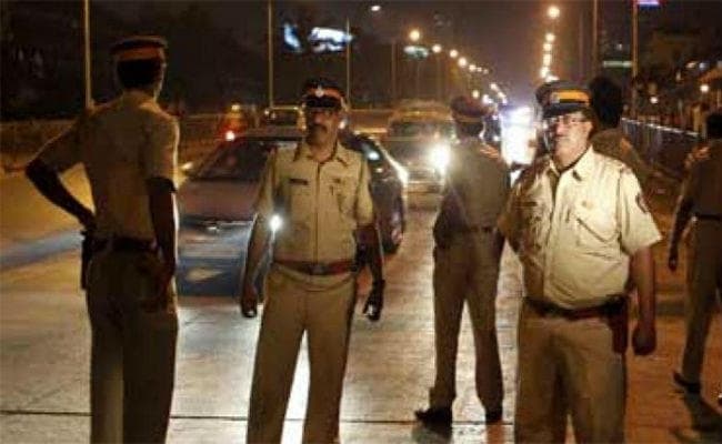 नर्सिंग होम में करने लगे तोड़फोड़, रोकने पहुंची पुलिस पर हमला