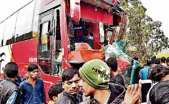 सीवान में दो बसों में हुई सीधी टक्कर, 21 घायल