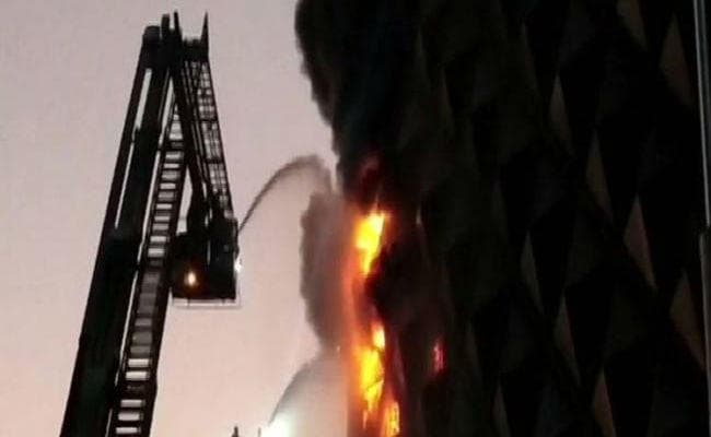 सूरत के रघुवीर कॉम्प्लेक्स में लगी आग,कई दुकानें जल कर खाक, दमकल की 60 गाड़ियां पहुंची
