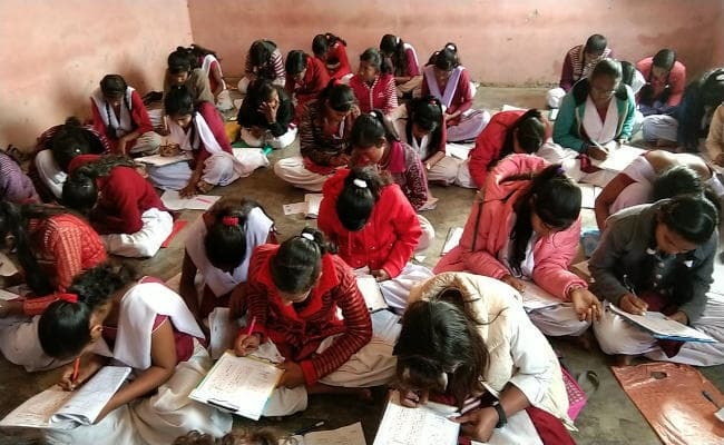पलामू : फर्श पर बैठकर नौवीं की परीक्षा देने को मजबूर 300 परीक्षार्थी, नहीं मिले बेंच-डेस्क
