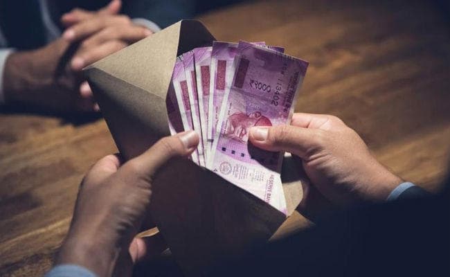 हद है! घूस नहीं देने पर जन्म प्रमाण पत्र में लिखी गई 4 साल के बच्चे की उम्र 104 वर्ष