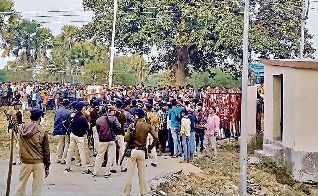 शेखपुरा : थाने पर किया पथराव पुलिस ने की फायरिंग