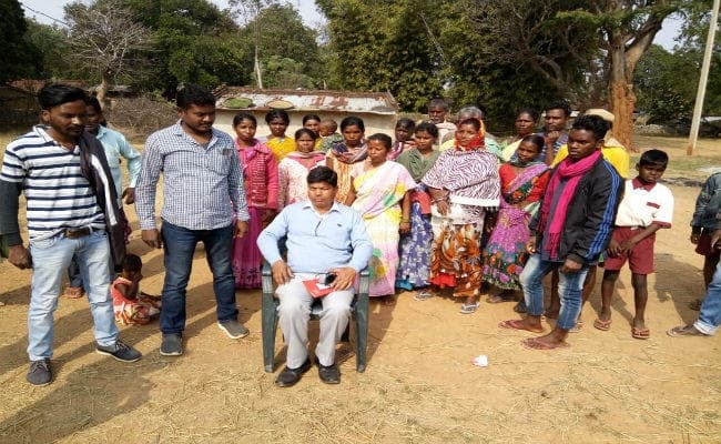 अंगूठा लगाते ही गायब हुआ खाते से पैसा, ग्रामीणों ने बैंक कर्मी को बनाया बंधक