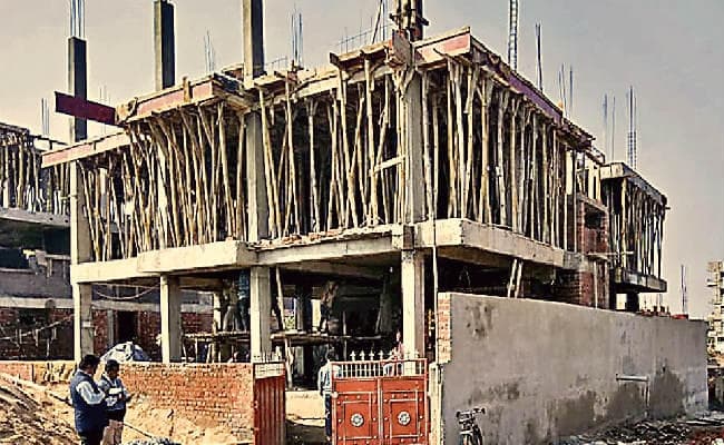 नगर निगम की टीम ने किया स्पॉट वेरिफिकेशन, बिना नक्शा के बन रहे पेट्रोल पंप और 14 भवनों के निर्माण पर रोक