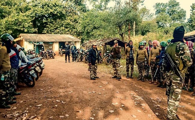 पश्चिमी सिंहभूम में सामूहिक नरसंहार : कहीं ग्रामीण शवों को छिपा न दें, इसलिए रातभर जंगल में कैंप करती रही पुलिस