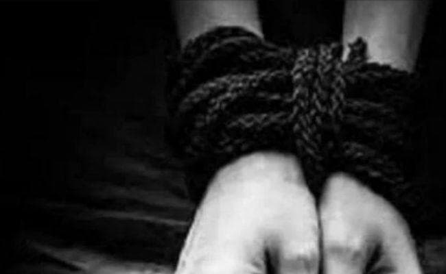 लोहरदगा : ग्रामीणों ने फैमिली हेल्थ सर्वे करने आये कर्मियों को बनाया बंधक