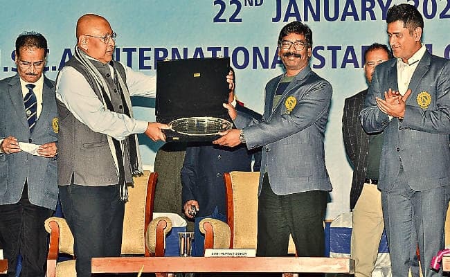 सीएम हेमंत ने कहा- धौनी जैसे खिलाड़ी तैयार करेगी झारखंड सरकार, धौनी ने कहा- सफलता का कोई शॉर्टकट नहीं होता