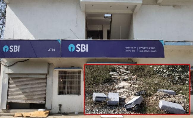 पलामू: ATM तोड़ चोरों ने उड़ा लिये लाखों रुपये, CCTV कैमरे को भी पहुंचाया नुकसान