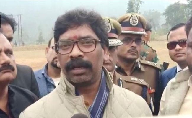 पत्‍थलगड़ी नरसंहार : मृतकों के परिजन से मिले सीएम हेमंत, बोले- नहीं बचेंगे हत्‍यारे