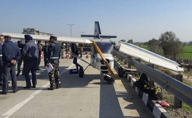 इंजन में आयी खराबी, दिल्ली के पास छोटे विमान ने एक्सप्रेसवे पर आपात लैंडिंग की