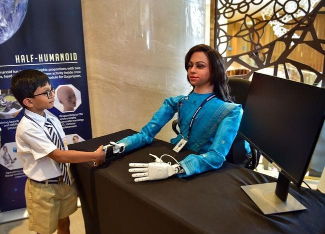 ये है महिला रोबोट ''व्योममित्र'' जिसे अंतरिक्ष में भेजेगा ISRO