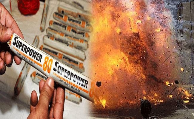 जिलेटिन स्टिक से खेलते समय विस्फोट