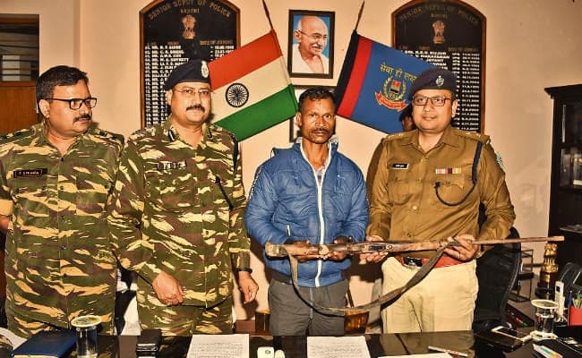 रांची : पांच लाख रुपये के इनामी उग्रवादी वासुदेव का सरेंडर