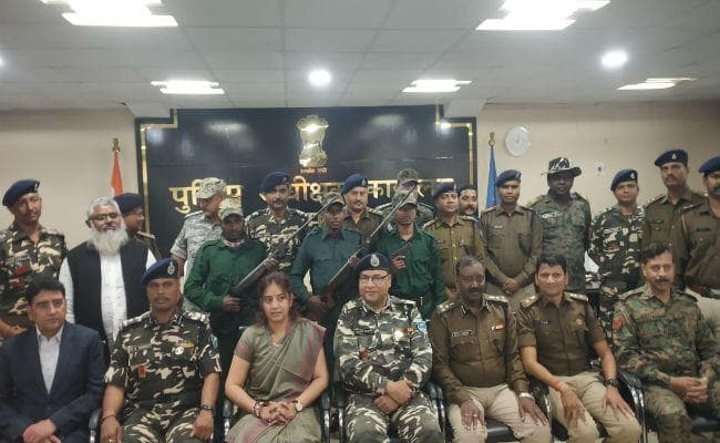 झारखंड : गणतंत्र दिवस से पूर्व दुमका में तीन  हार्डकोर नक्सलियों ने किया आत्मसमर्पण