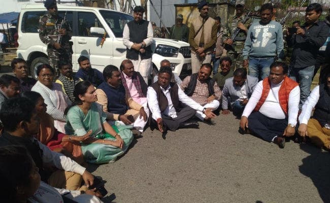 पश्चिमी सिंहभूम में सात ग्रामीणों की हत्‍या के बाद गांव का दौरा करने जा रहे भाजपा नेताओं को पुलिस ने रोका, बाद में दी अनुमति