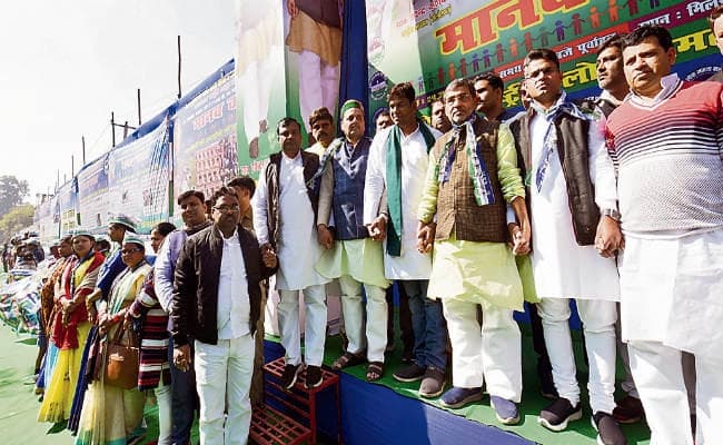 पटना :रालोसपा ने शिक्षा के मुद्दे पर बनायी मानव कतार