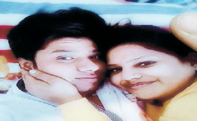 फरीदाबाद से आयी युवती पूरे परिवार के साथ प्रेमी के घर के बाहर धरने पर बैठी, ...जानें क्या है मामला?