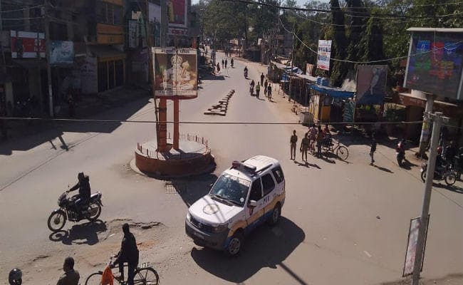 लोहरदगा हिंसा का विरोध : गुमला में बंद असरदार, धारा 144 लागू, दो वाहन का शीशा तोड़ा