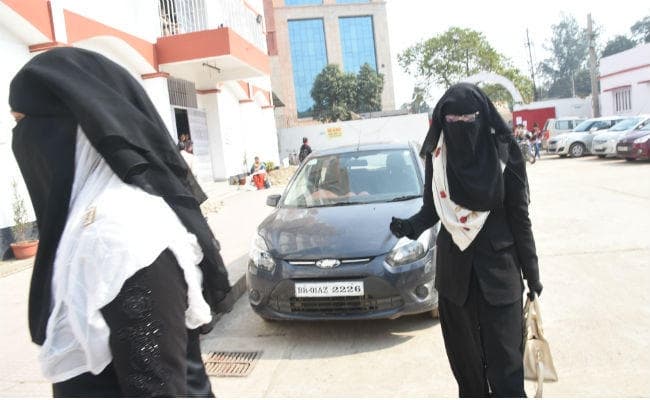 जेडी वीमेन्स कॉलेज में पोशाक को लेकर जारी आदेश से हटाया गया ''बुर्का'' शब्द, ...पढ़ें क्या है नया आदेश?