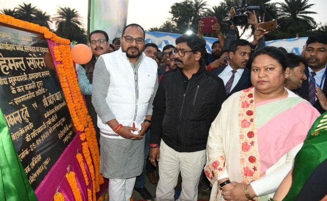 दुमका पहुंचे मुख्यमंत्री हेमंत सोरेन, कहा- गणतंत्र दिवस को संकल्प दिवस के रूप में मनायें