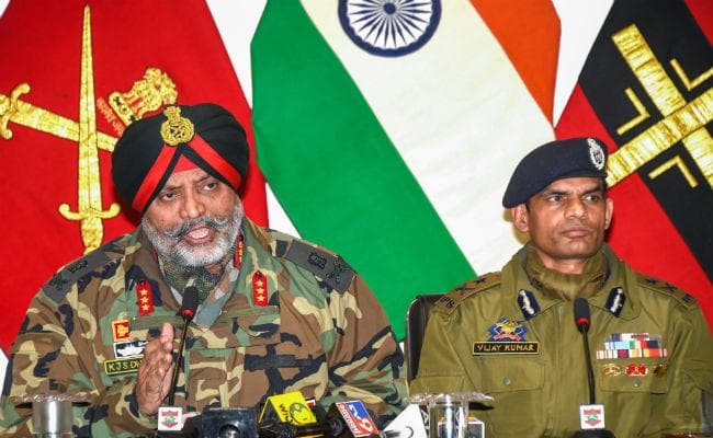 पुलवामा में सुरक्षाबलों के साथ मुठभेड़ में जैश कमांडर समेत तीन आतंकी ढेर