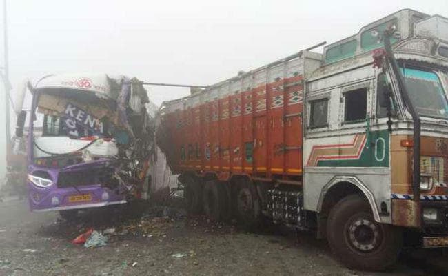 डोमजूर में बस-ट्रक में टक्कर, 15 घायल