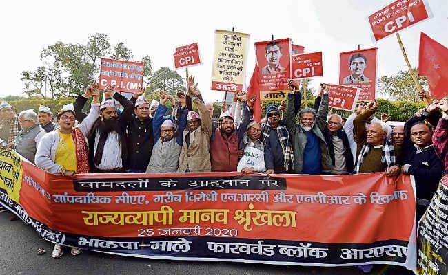 वाम दलों ने लगायी मानव कतार