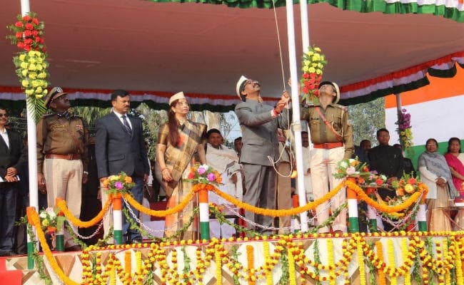 Republic Day: मुख्यमंत्री हेमंत सोरेन ने उपराजधानी दुमका में फहराया तिरंगा