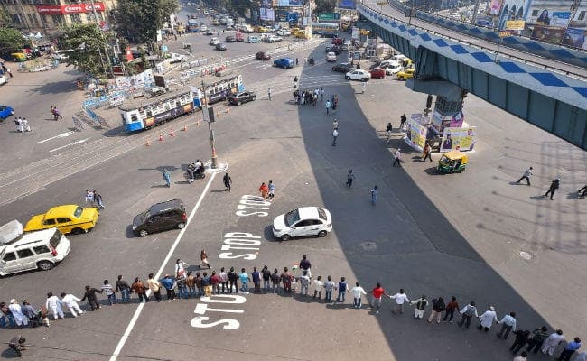 बंगाल : गणतंत्र दिवस पर हजारों लोगों ने सीएए, एनआरसी के खिलाफ मानव शृंखला बनायी