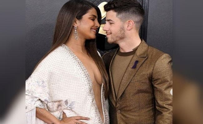 प्रियंका चोपड़ा का बोल्‍ड लुक, फ्रंट ओपन गाउन में लूट ली महफिल